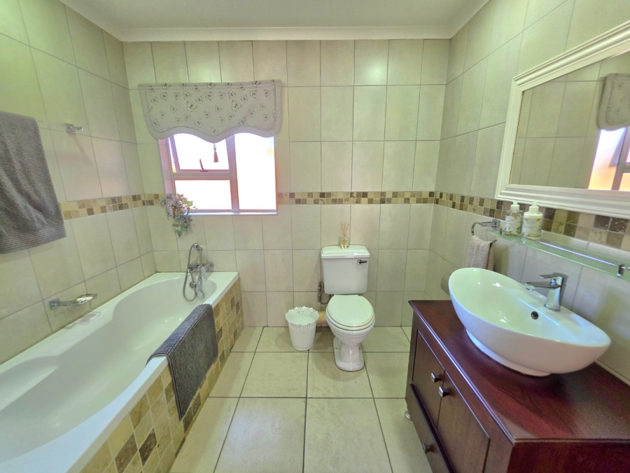 5 Bedroom Property for Sale in La Provance Free State
